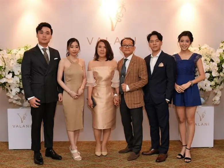 ทัพเซเลบริตี้คนดังตบเท้าร่วมงานฉลอง 30 ปี นพ.สมศักดิ์ บนเส้นทางสายความงาม เปิดตัวสุดยิ่งใหญ่ “วาลานี่” โอพันเทีย เจลอาบน้ำทองคำ