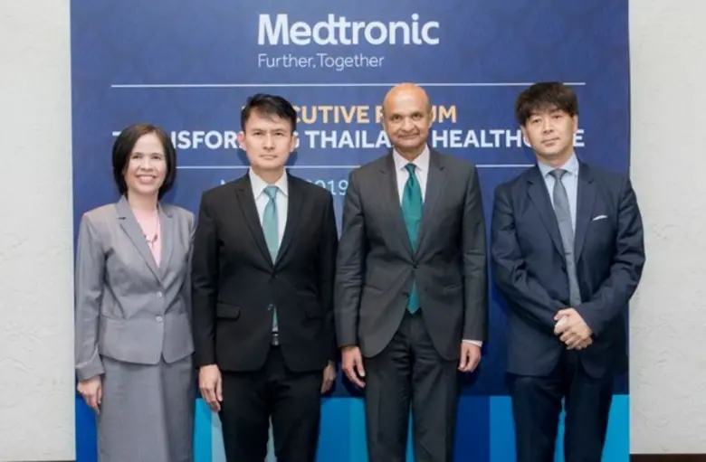 คุณ โอมาร์ อิชรัก (ที่สองจากขวา) ประธานเจ...