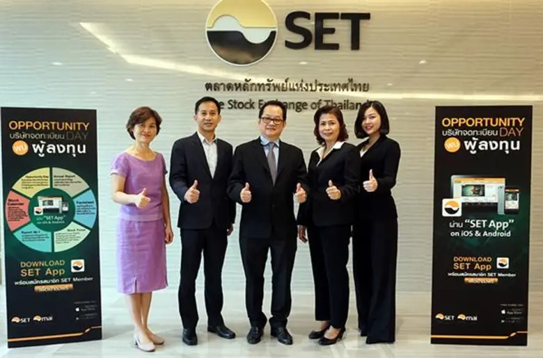 คุณประพัฒน์ รัฐเลิศกานต์ (กลาง) กรรมการผู...