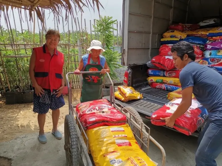 นินจา แวน บริจาคอาหารสุนัขและแมวกว่า 1,500 กิโลกรัม