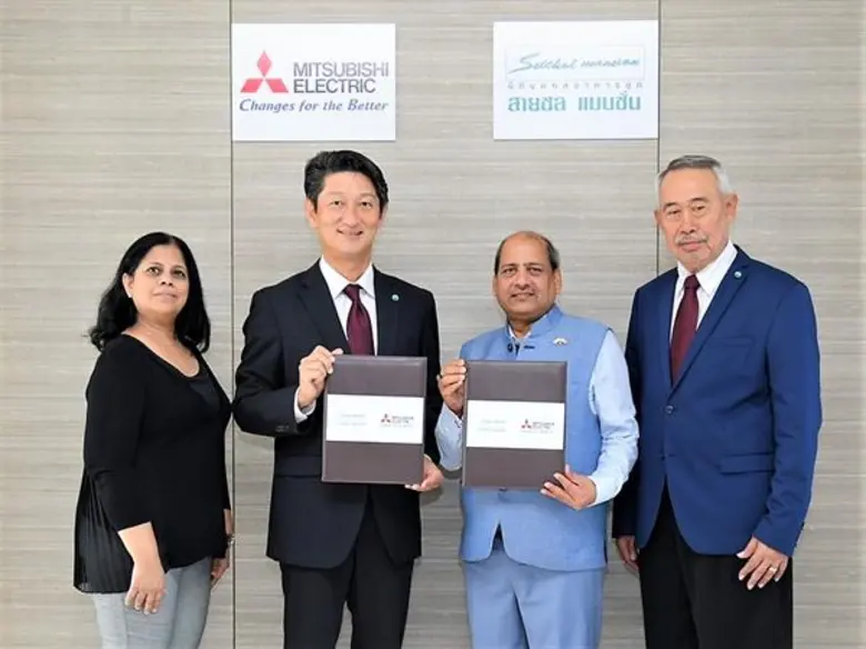 มร.มุเนอิสะ โอกาโมโตะ (กลางซ้าย) กรรมการผ...