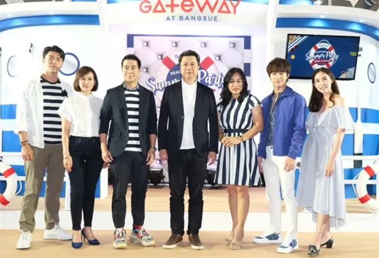 นายจักรภพ ปิยะรัตน์ (ที่ 4 จากซ้าย) รักษา...