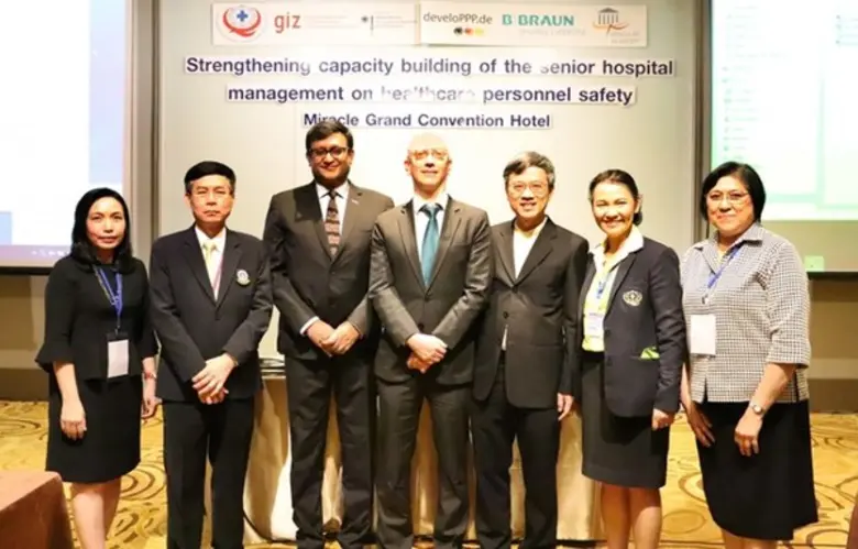 (จากซ้าย) 1.รศ.พญ.เนสินี ไชยเอีย รองศาสตร...