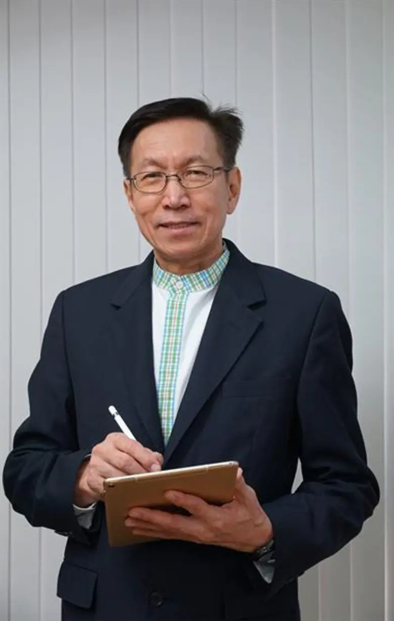 นายพงชาญ สำเภาเงิน รองกรรมการผู้จัดการ รั...