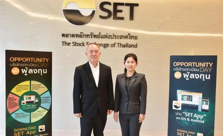 ายธีรวัต อมรธาตรี (คนซ้าย) กรรมการผู้จัดก...