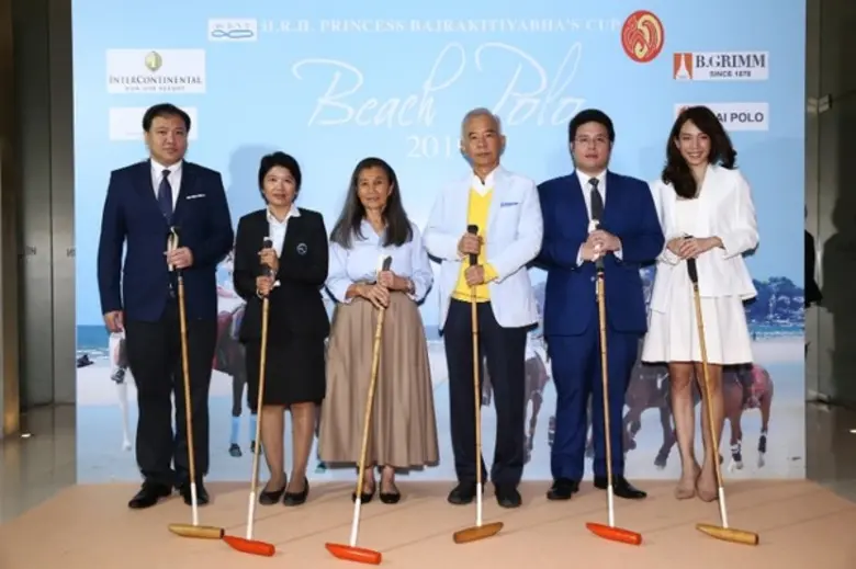 การแข่งขันขี่ม้าโปโลการกุศลบนชายหาดที่ยิ่...