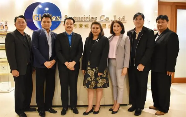 นางชุติภา กลิ่นสุวรรณ (ที่ 4 จากขวา) ประธ...