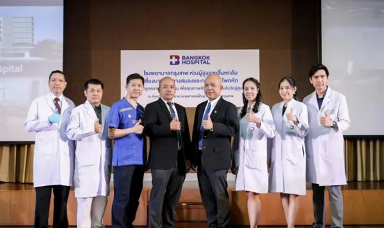 นพ.นิวัติ อินทรวิเชียร รองผู้อำนวยการ รพ....