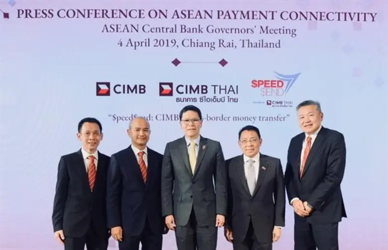 จากซ้ายไปขวา: ไพศาล ธรรมโพธิทอง ผู้ช่วยกร...