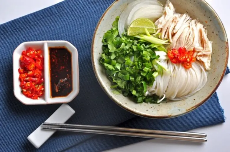 เฝอหมูยอ หรือ ก๋วยเตี๋ยวเส้นเล็กหมูยอ ที่ โรงแรมเอเชีย กรุงเทพ