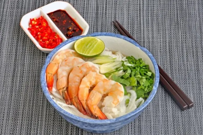 เฝอหมูยอ หรือ ก๋วยเตี๋ยวเส้นเล็กหมูยอ ที่ โรงแรมเอเชีย กรุงเทพ