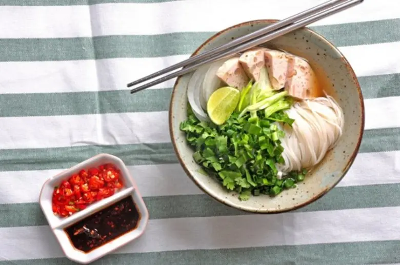 เฝอหมูยอ หรือ ก๋วยเตี๋ยวเส้นเล็กหมูยอ ที่ โรงแรมเอเชีย กรุงเทพ