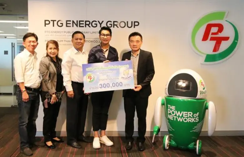 นายพิทักษ์ รัชกิจประการ (ที่ 1 จากขวา) ประธานเจ้าหน...