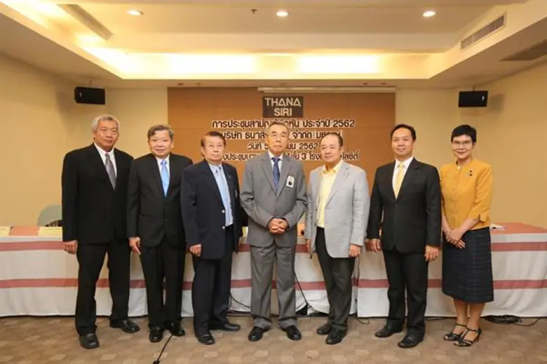 ร้อยเอกปราศรัย ทรงสุรเวทย์ (ยืนกลาง) ประธานกรรมการแ...