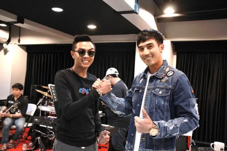 แฟน ๆ ช่อง 7HD เตรียมป้ายไฟให้พร้อม รอพบก...