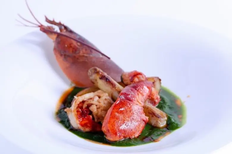 ห้องอาหารเรดสกาย ชั้น 55 โรงแรมเซ็นทาราแก...