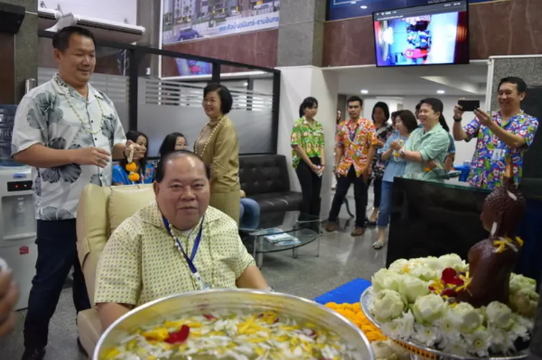 ภาพข่าว: The Cube Condo สืบสานประเพณีสงกรานต์รดน้ำขอพรผู้บริหาร