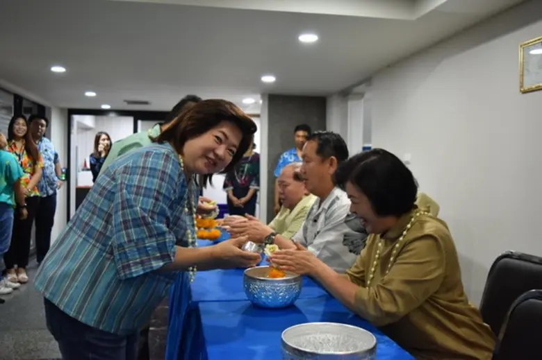 ภาพข่าว: The Cube Condo สืบสานประเพณีสงกรานต์รดน้ำขอพรผู้บริหาร