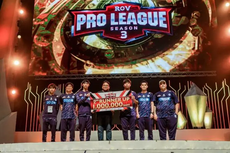 นายอมรศักดิ์ แดงแสงทอง (กลาง) รองประธานกร...