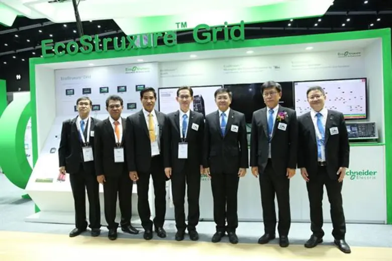 นายกีรพัฒน์ เจียมเศรษฐ์ (กลาง) ผู้ว่าการก...