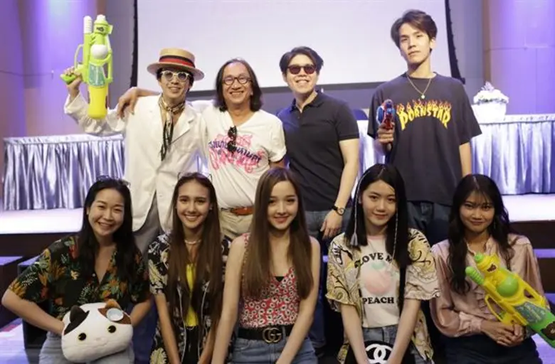 สาดความสุขต้อนรับเทศกาลปีใหม่ไทยกันอย่างส...