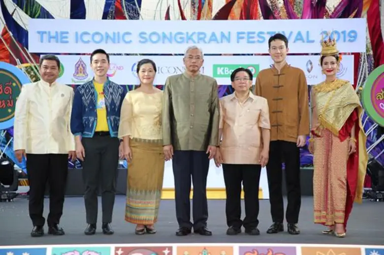 งามดั่งภาพเขียน!! แอน ทองประสม จำแลงเป็นนางสงกรานต์นำขบวนแห่ "ไอคอนสยาม มหัศจรรย์เจ้าพระยา มหาสงกรานต์"