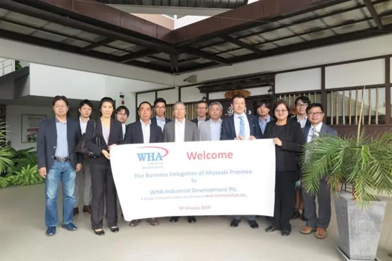 นางสาวลัดดา โรจนาวิไลวุฒิ (แถวหน้า ที่ 2 ...