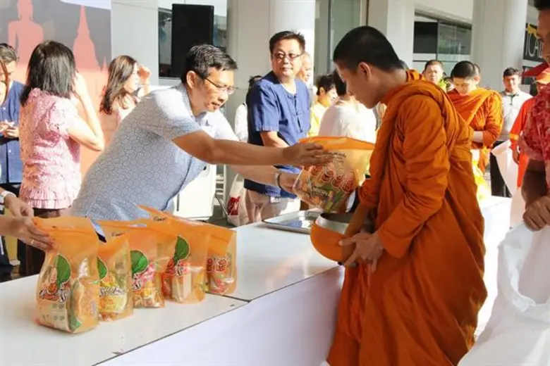 MBK Center จัดทำบุญเสริมสิริมงคลในเทศกาลสงกรานต์และการก้าวสู่ปีที่ 35 คณะผู้บริหาร พนักงาน ผู้ประกอบการร้านค้า พันธมิตรทางธุรกิจร่วมใจพร้อมเพรียง