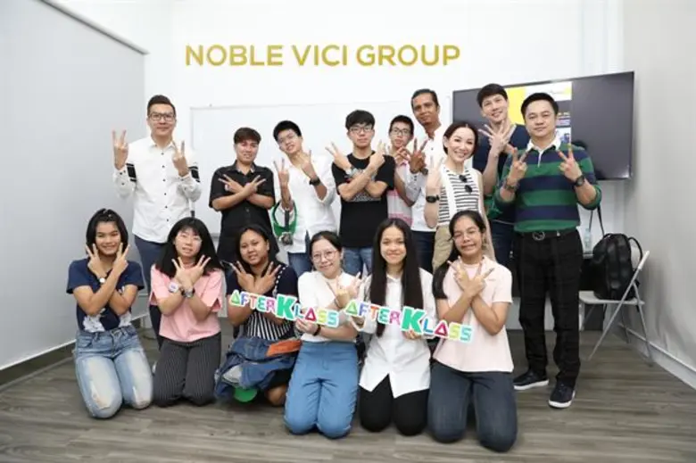 นายรวี อ่างทอง (ยืน ขวาสุด) ผู้อำนวยการฝ่...