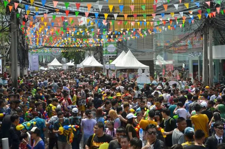 เริ่มแล้ว “ สงกรานต์เมษา ผ้าขาวม้า สนั่นโลก ”  สงกรานต์วิถีไทย ใช้น้ำคุ้มค่า ชีวาปลอดภัย ชาวไทย และ ต่างชาติ พร้อมใจ นุ่งชุดไทย ใส่ผ้าขาวม้า หลั่งไหล มาเที่ยวงาน ทำสยามสแควร์แน่นขนัด!!