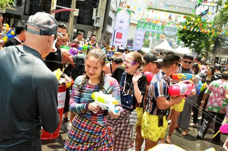 เริ่มแล้ว “ สงกรานต์เมษา ผ้าขาวม้า สนั่นโลก ”  สงกรานต์วิถีไทย ใช้น้ำคุ้มค่า ชีวาปลอดภัย ชาวไทย และ ต่างชาติ พร้อมใจ นุ่งชุดไทย ใส่ผ้าขาวม้า หลั่งไหล มาเที่ยวงาน ทำสยามสแควร์แน่นขนัด!!