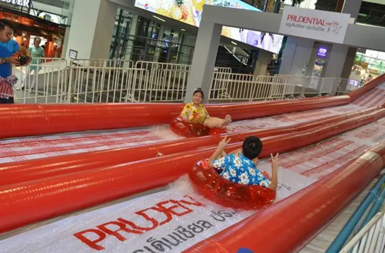 เริ่มแล้ว “ สงกรานต์เมษา ผ้าขาวม้า สนั่นโลก ”  สงกรานต์วิถีไทย ใช้น้ำคุ้มค่า ชีวาปลอดภัย ชาวไทย และ ต่างชาติ พร้อมใจ นุ่งชุดไทย ใส่ผ้าขาวม้า หลั่งไหล มาเที่ยวงาน ทำสยามสแควร์แน่นขนัด!!