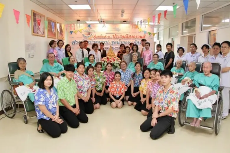 พญ.เบญจมาศ วณีสอน (ยืน : ที่ 6 จากซ้าย ) ...