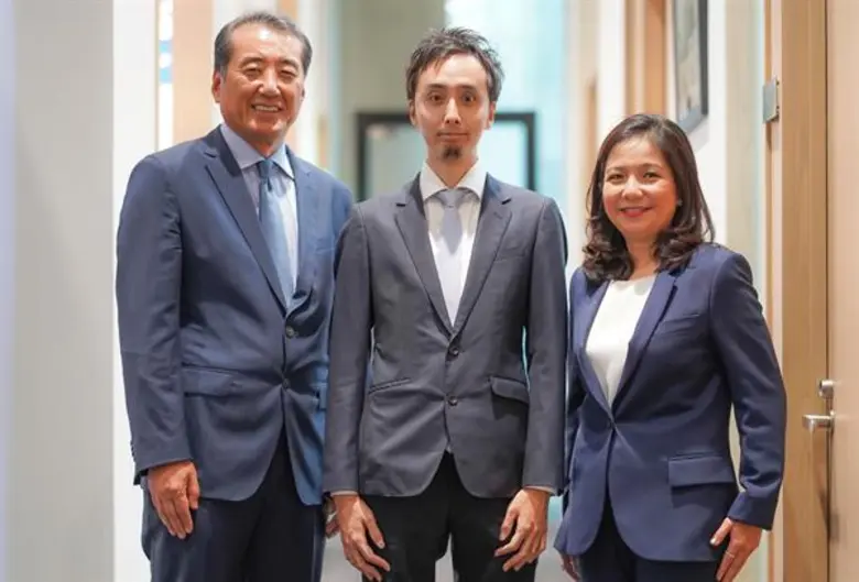 มร.คิโยโยชิ โอบะ (ซ้ายสุด) และ อนุษฐา เชา...