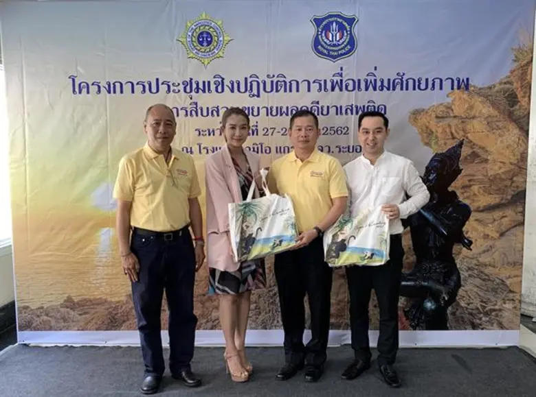 อัษณา จันเทพา (คนที่ 2 จากซ้าย) ผู้จัดการ...