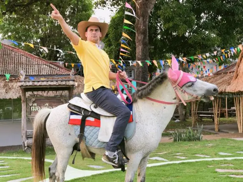 เยือนถิ่นแดนนักปราชญ์ “ม่วนคัก ฮักI SAN”กับฝรั่งหัวใจไทย “แดเนียล เฟรเซอร์”