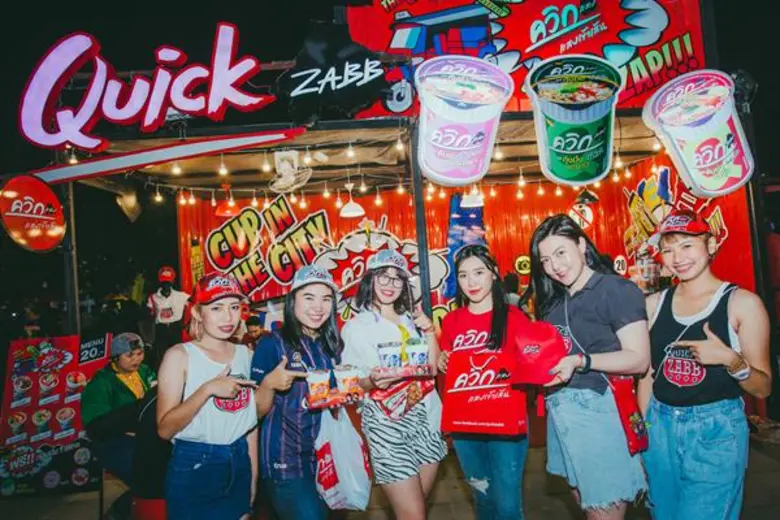 นางสาวอลิสษา ทองขาว (ที่ 4 ซ้าย) ผู้จัดกา...