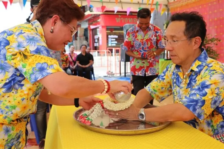 ตลาดสี่มุมเมืองจัดพิธีรดน้ำดำหัวสืบสานประเพณีสงกรานต์ 2562