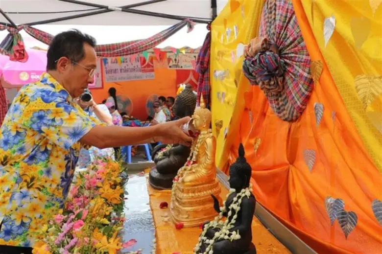 ตลาดสี่มุมเมืองจัดพิธีรดน้ำดำหัวสืบสานประเพณีสงกรานต์ 2562