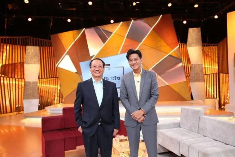 ดร.ภวัฒน์ วิทูรปกรณ์ (ซ้าย) ประธานเจ้าหน้...