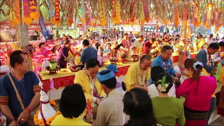 ชาวอำเภอแม่แตง ร่วมสืบสานป๋าเวณีปีใหม่เมือง สระเกล้าดำหัวผู้สูงอายุที่ปางช้างแม่แตง