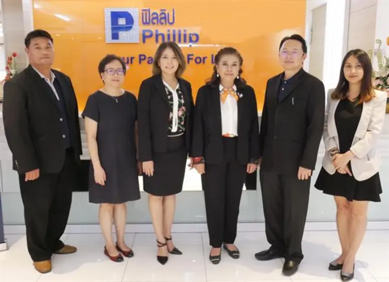 นางชุติภา กลิ่นสุวรรณ (ที่ 3 จากขวา) ประธานเจ้าหน้า...