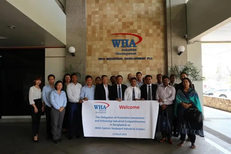 นายสุวัฒน์ กิจโสภณ (แถวหน้า กลาง) ผู้จัดก...