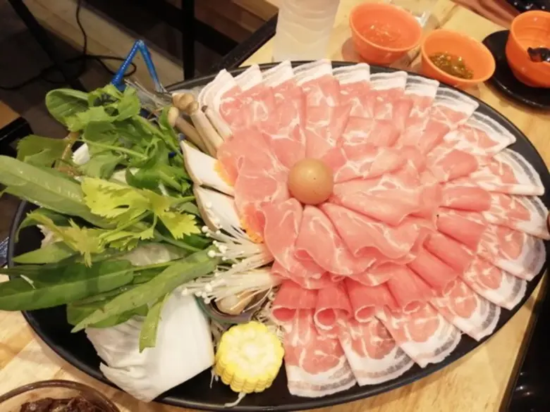 จากนักแสดงซิทคอม เรื่อง เป็นต่อ ที่มีเอกล...