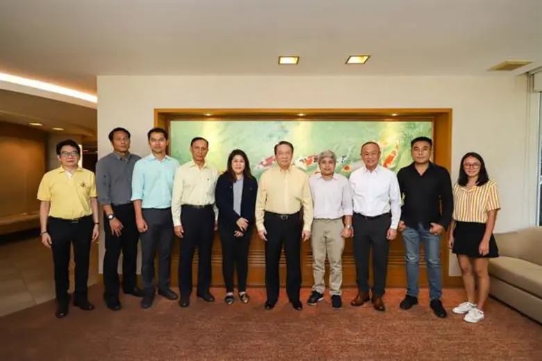 คุณก่อศักดิ์ ไชยรัศมีศักดิ์ ประธานกรรมการ...