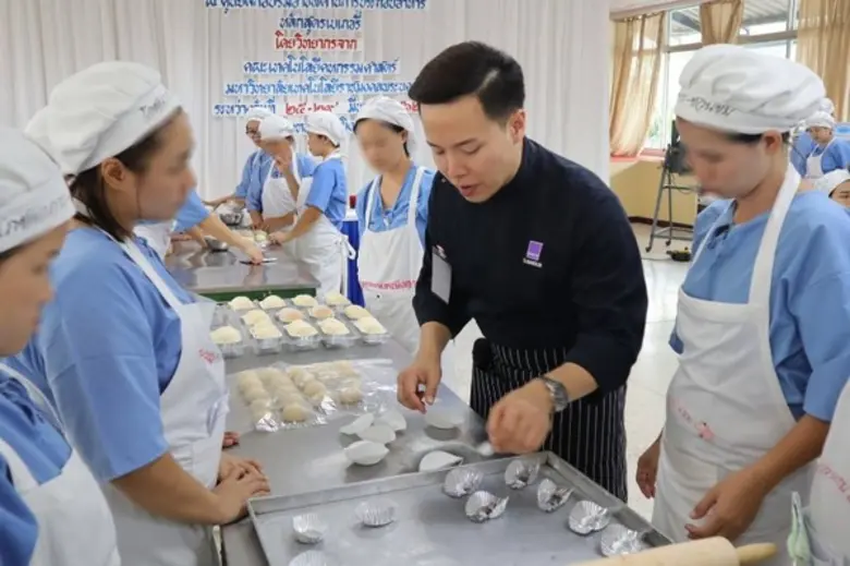 คหกรรมศาสตร์ มทร.พระนคร สอนวิชาชีพด้านอาหาร แก่ผู้ต้องขังหญิง ส่งเสริมการมีงานทำหลังการพ้นโทษ