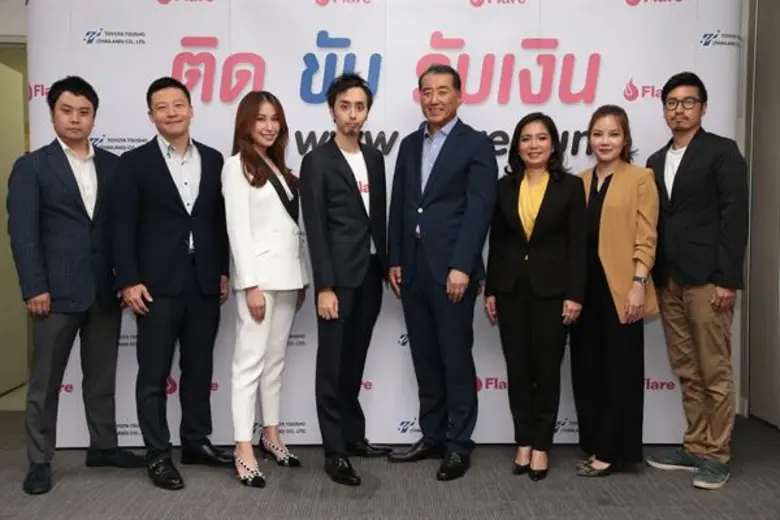 มร.คาซูกิ คามิยะ (ที่ 4 จากซ้าย ) ผู้ก่อต...