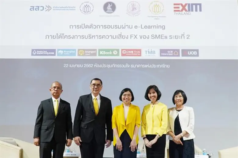 นายชนะ บุณยะชัย (ซ้าย) ผู้ช่วยกรรมการผู้จ...