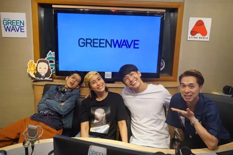 จับมือฝ่าฟันอุปสรรคกันมามากมายสำหรับคู่ขอ...