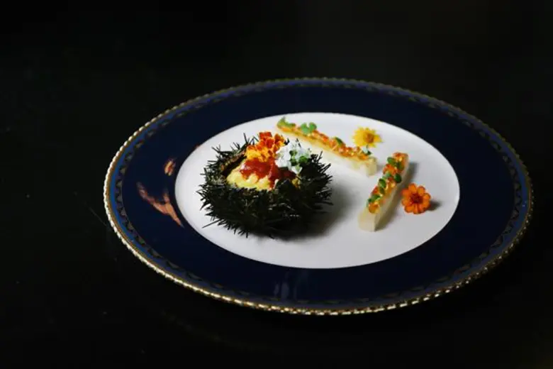 ห้องอาหารสการ์เล็ต ไวน์ บาร์ แอนด์ เรสเตอ...